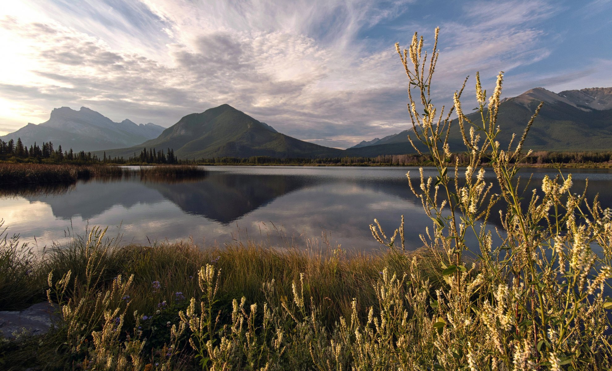 montañas lago reflexión verano