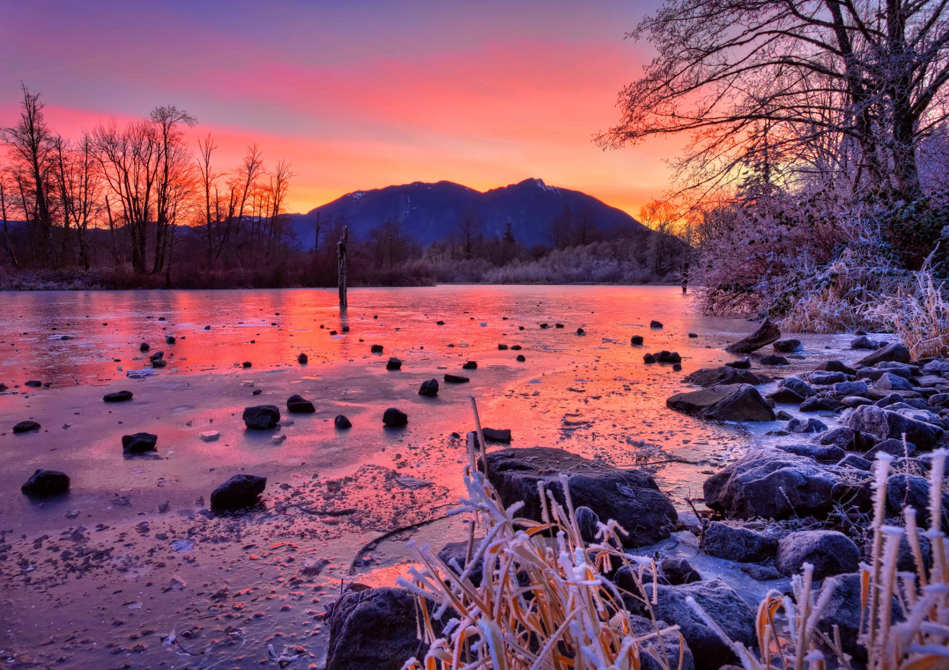 rivière montagnes coucher de soleil pierres hiver arbres