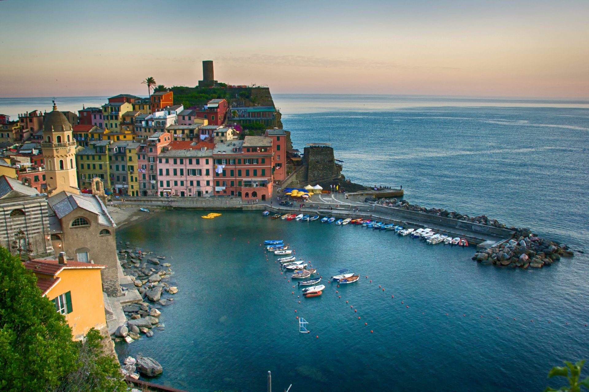 vernazza cinque terre włochy morze liguryjskie cinque terre morze wybrzeże zatoka łodzie budynki miasto krajobraz