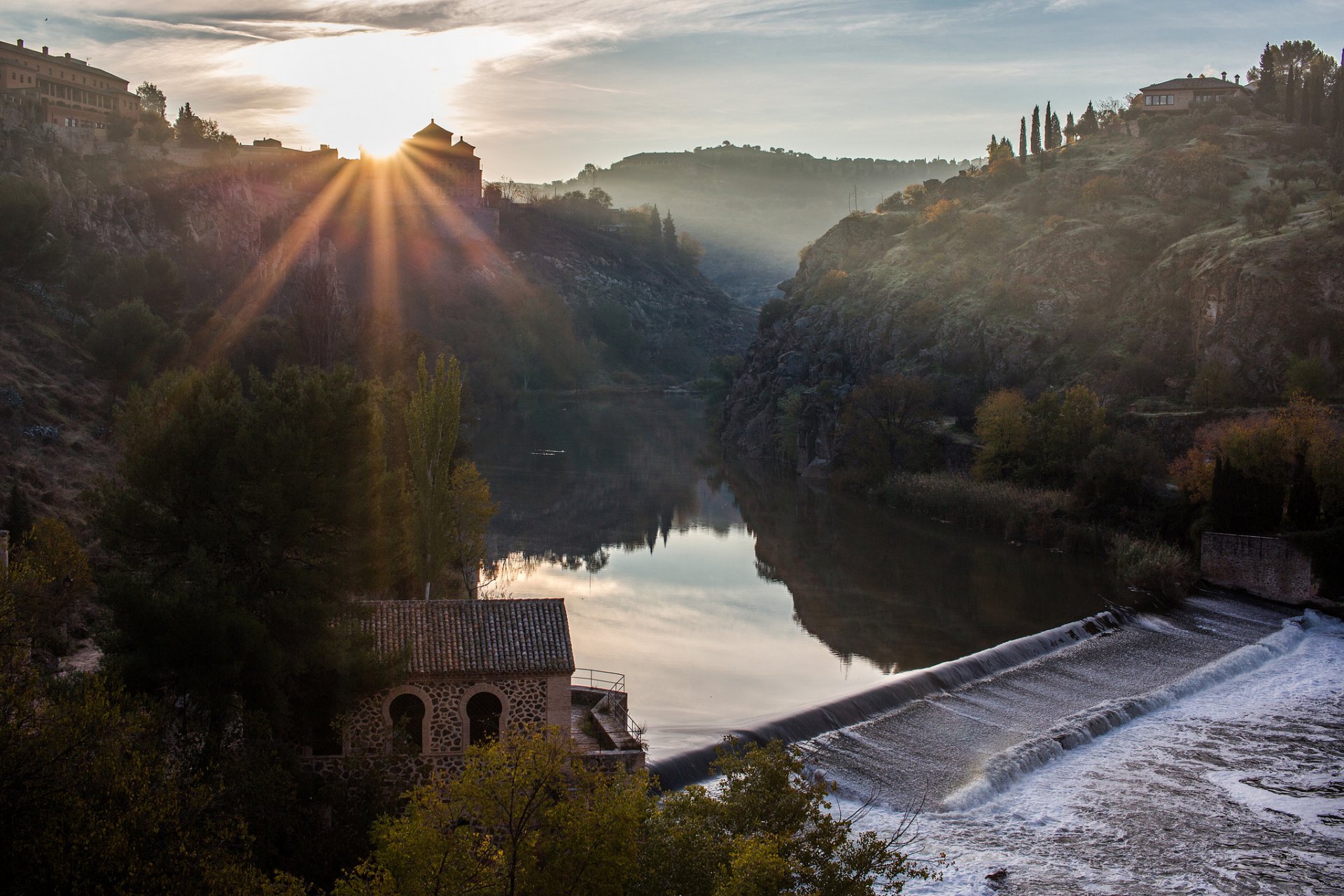 hiszpania toledo rzeka tahoe poranek słońce światło wschód słońca promienie natura panorama widok wysokość