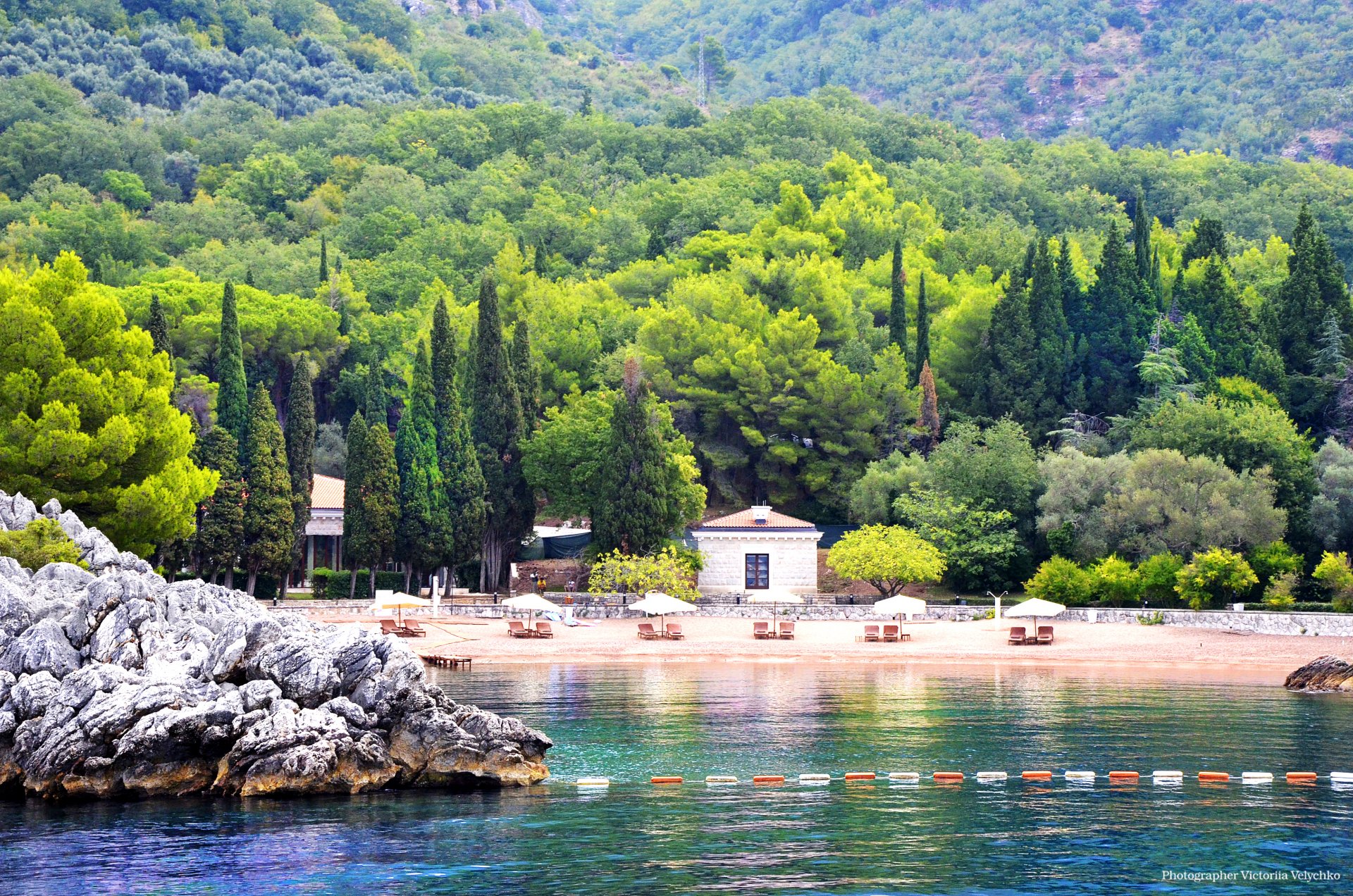 meer strand rozl montenegro schön bäume grün mountins berge budva himmel königlich privat felsen steine wasser smaragd sonne kaparis karsota stimmung landschaft sommer im ausland türkei