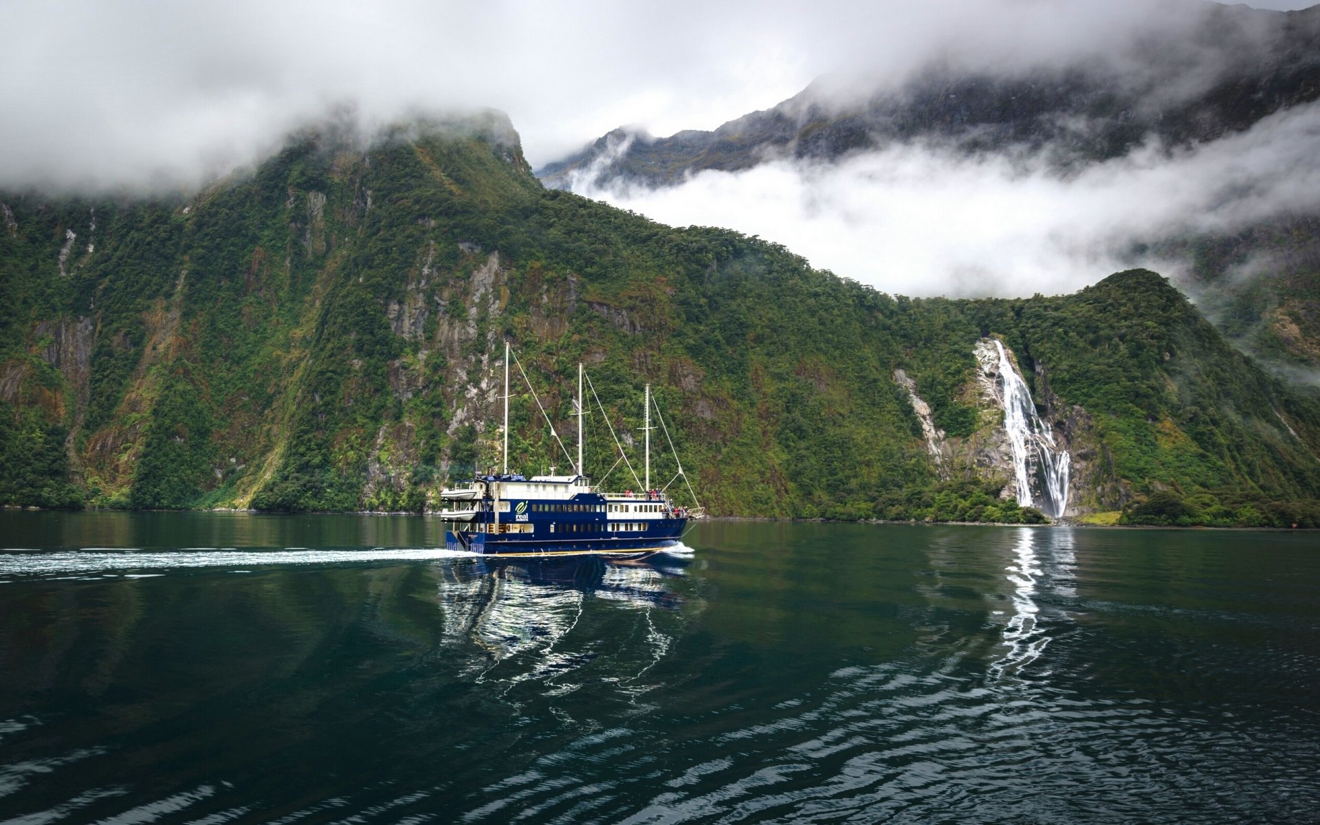 bowen falls milford sound fjordland nationalpark neuseeland bowen falls milford sound fjord berge schiff