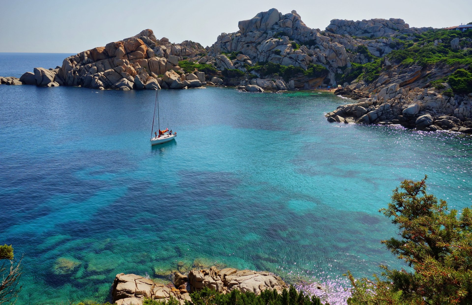 mer crique yacht côte rochers végétation cala spinosa italie