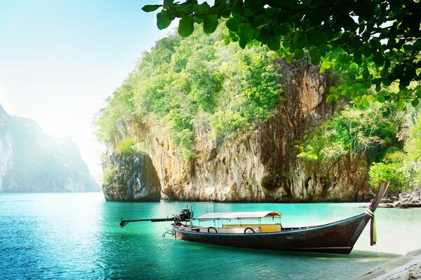 Лодка и пляж в Таиланде