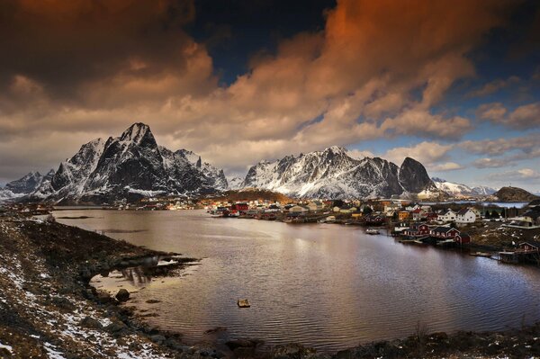 Vue sur la baie, le village et les montagnes en Norvège