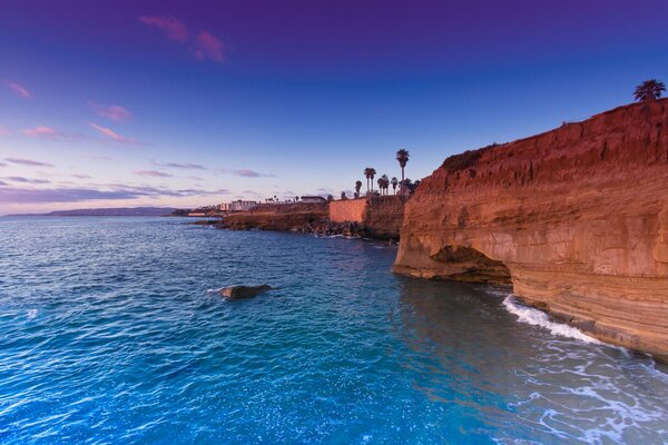 Puesta de sol del mar en el fondo de los acantilados de las montañas