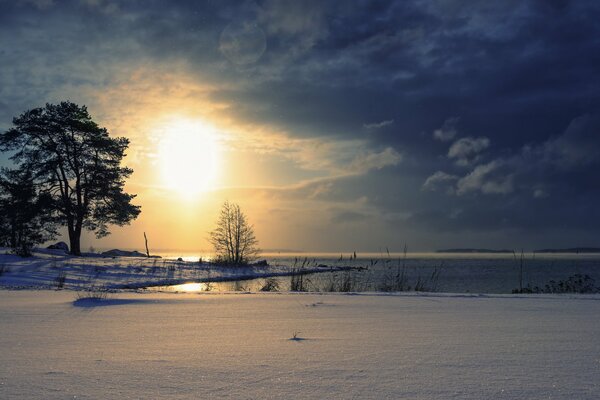 Zachód słońca nad jeziorem zimą