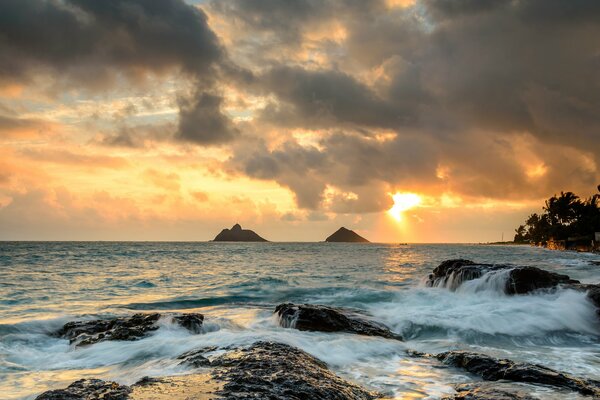 Beau lever de soleil à Hawaii, sur l océan