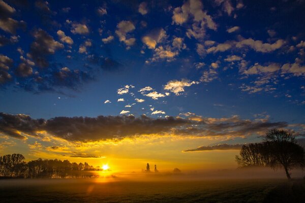 Sonnenuntergang. Der Himmel ist in den Wolken. Die Natur