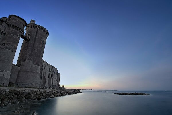 Château de paysage de nuit sur fond de mer