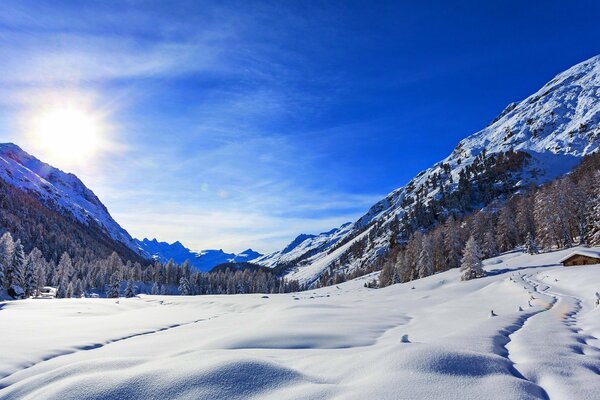 Sonnenuntergang in den schneebedeckten Bergen von Nizza