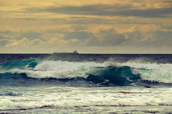 Vagues dans l océan. Belle zcat