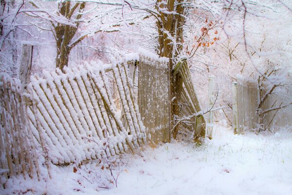 Schneereicher Winter im Dorf