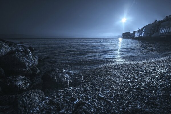Превосходный пейзаж ночью на море