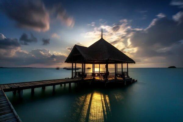 Schöner Sonnenuntergang am Pier