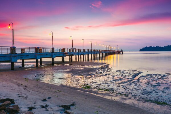 Sonnenuntergang an der Brücke im Meer