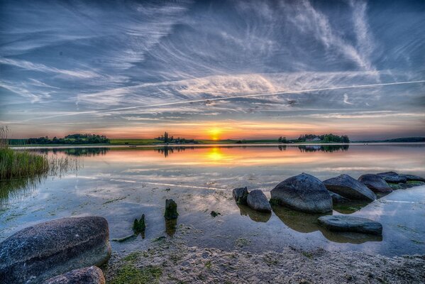 La puesta de sol se refleja en el agua del lago