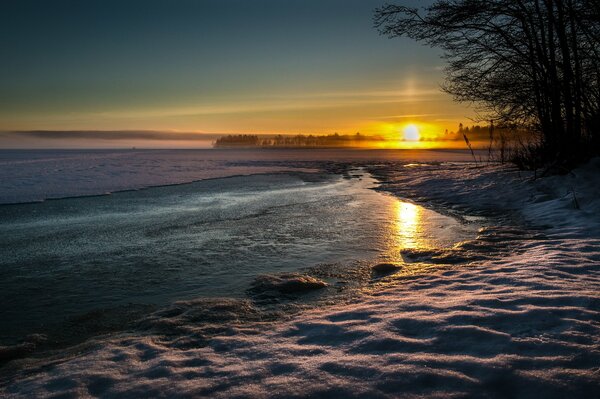 Tramonto invernale serale con un po di acqua gelida