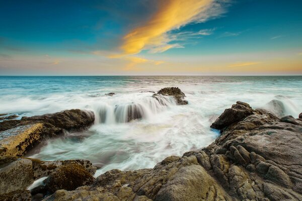 La mer agitée Bat des pierres