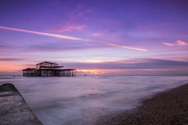 Lila Himmel. Pier am Meer. Abendlandschaft Großbritanniens