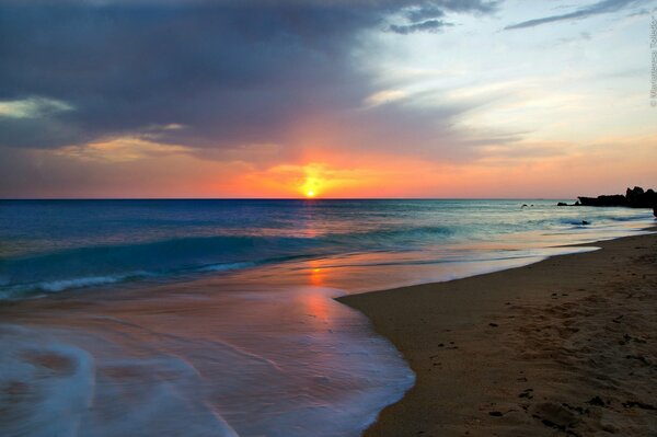 Alba sul mare spiaggia e sole