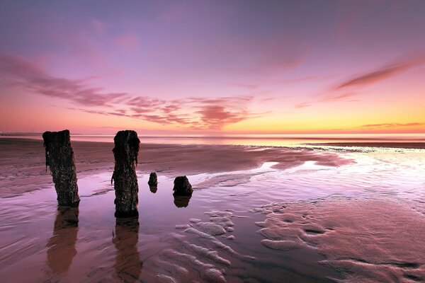 Schöner Sonnenuntergang und Landschaft am Meer