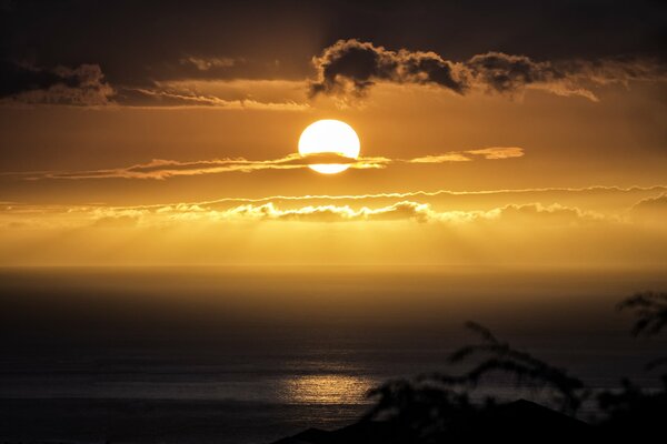 Beautiful sunset in Hawaii huge sun