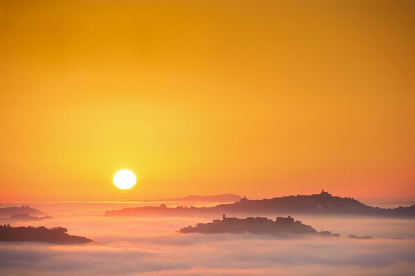 El sol italiano en la niebla de la mañana