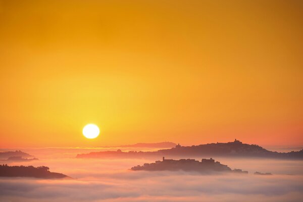 Soleil Italien dans la brume matinale