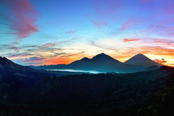 Sonnenaufgang wegen der Berge in Indonesien