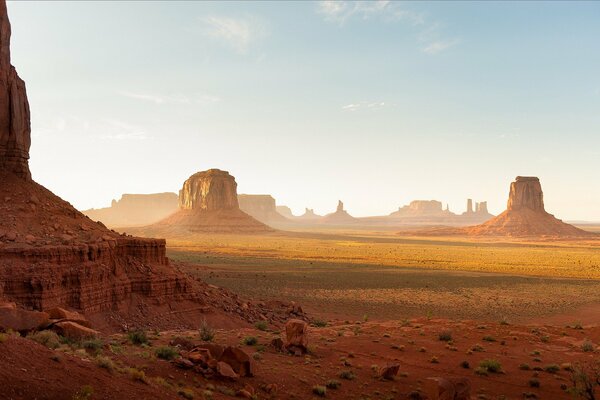 Die Landschaft von Arizona. Schwüles Wetter in orangefarbenen Farben