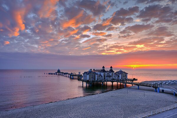 Pier mit Häusern im Hintergrund des Sonnenuntergangs