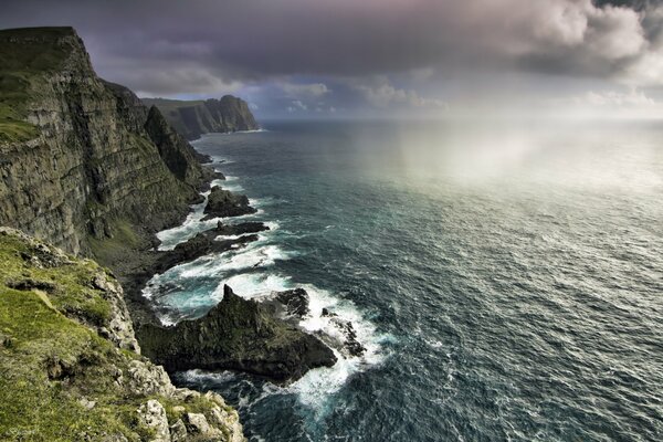 Скалы на побережье Фарерских островов