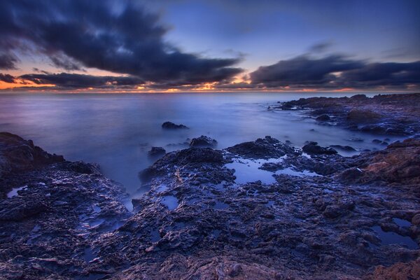 Blaues Meer bei Sonnenaufgang