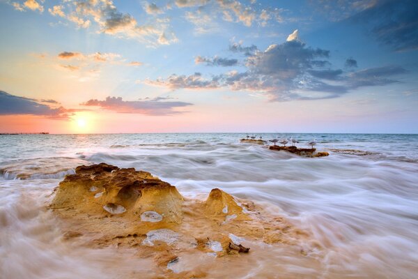 Das Meer. Sonnenuntergang. Die Sonne. Der Strand