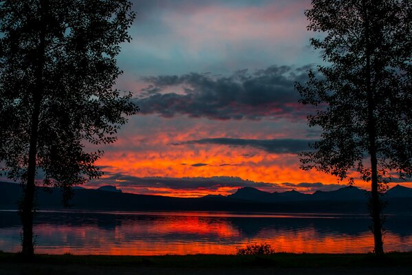 Ognisty Zachód słońca nad jeziorem