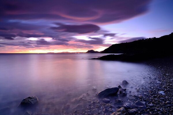 Plage de nuit pourpre