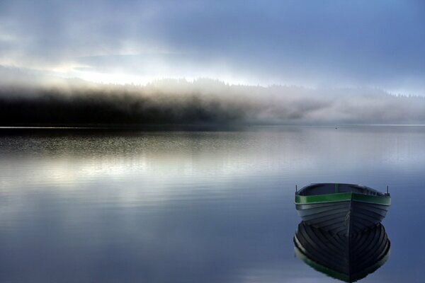 Лодка на озере. Утренний туман
