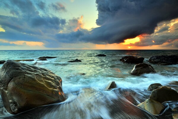 Landschaft mit Meer und schönem Himmel