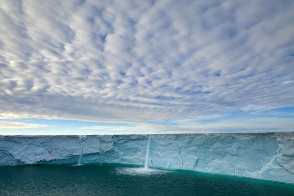 Glaciar Noruego con cascada