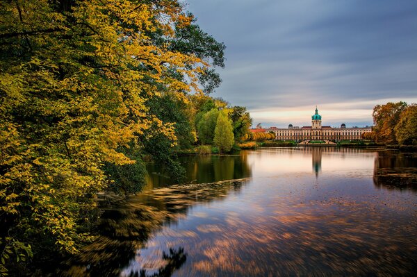 Hermnia. Blick auf Schloss Charlottenburg im Herbst