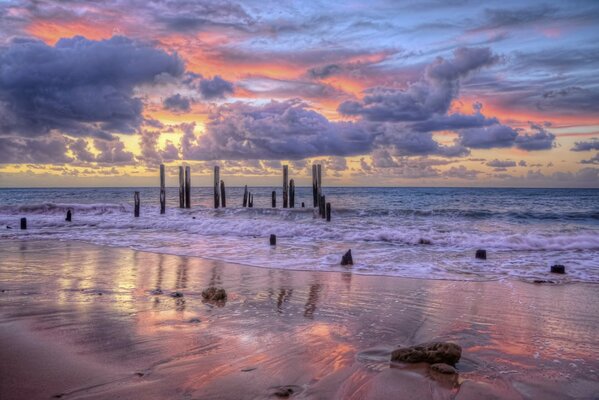 Meer bei Sonnenaufgang in den Wolken