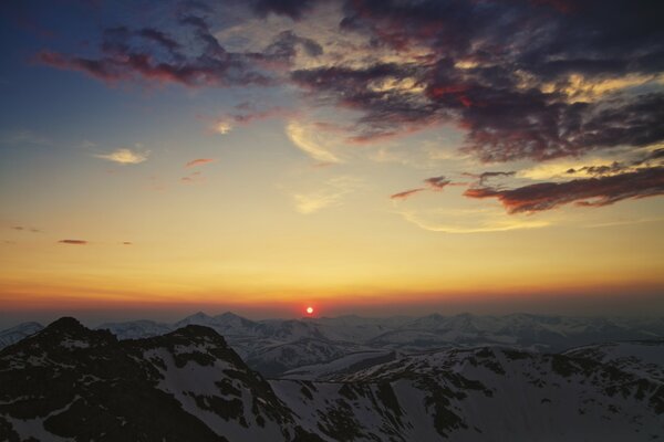 Sonnenuntergang in den schneebedeckten Bergen