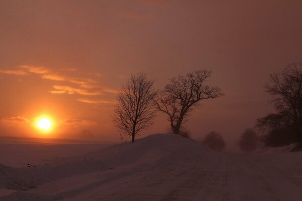 Frost und Sonne der verschneiten Straße