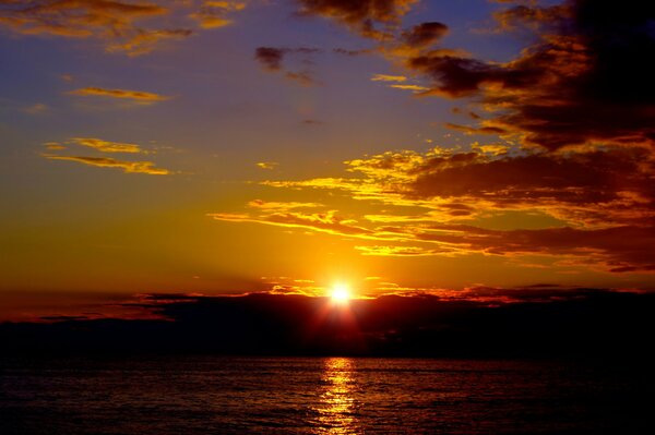 Le soleil se couche dans la mer chaude