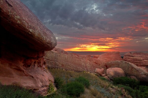 Amanecer en las rocas en Estados Unidos