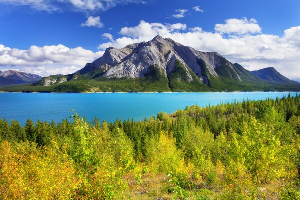 En otoño en Canadá hermoso cielo, montañas, lago, bosque, árboles