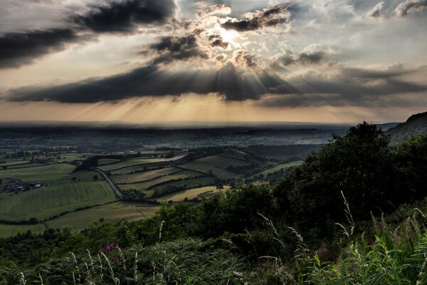 I raggi di luce illuminano una valle verde