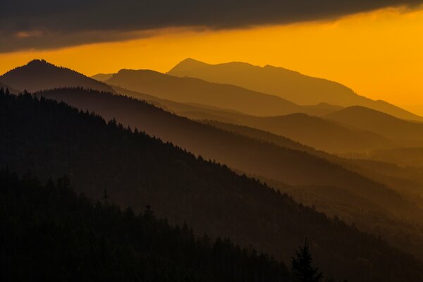 Die Karpaten-Berge bei Sonnenuntergang