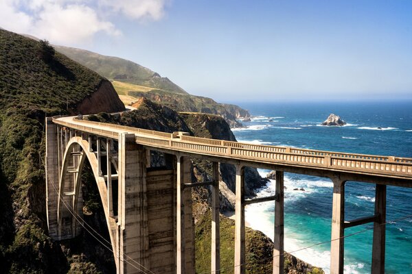 Eine Straßenbrücke am Meer in Kalifornien